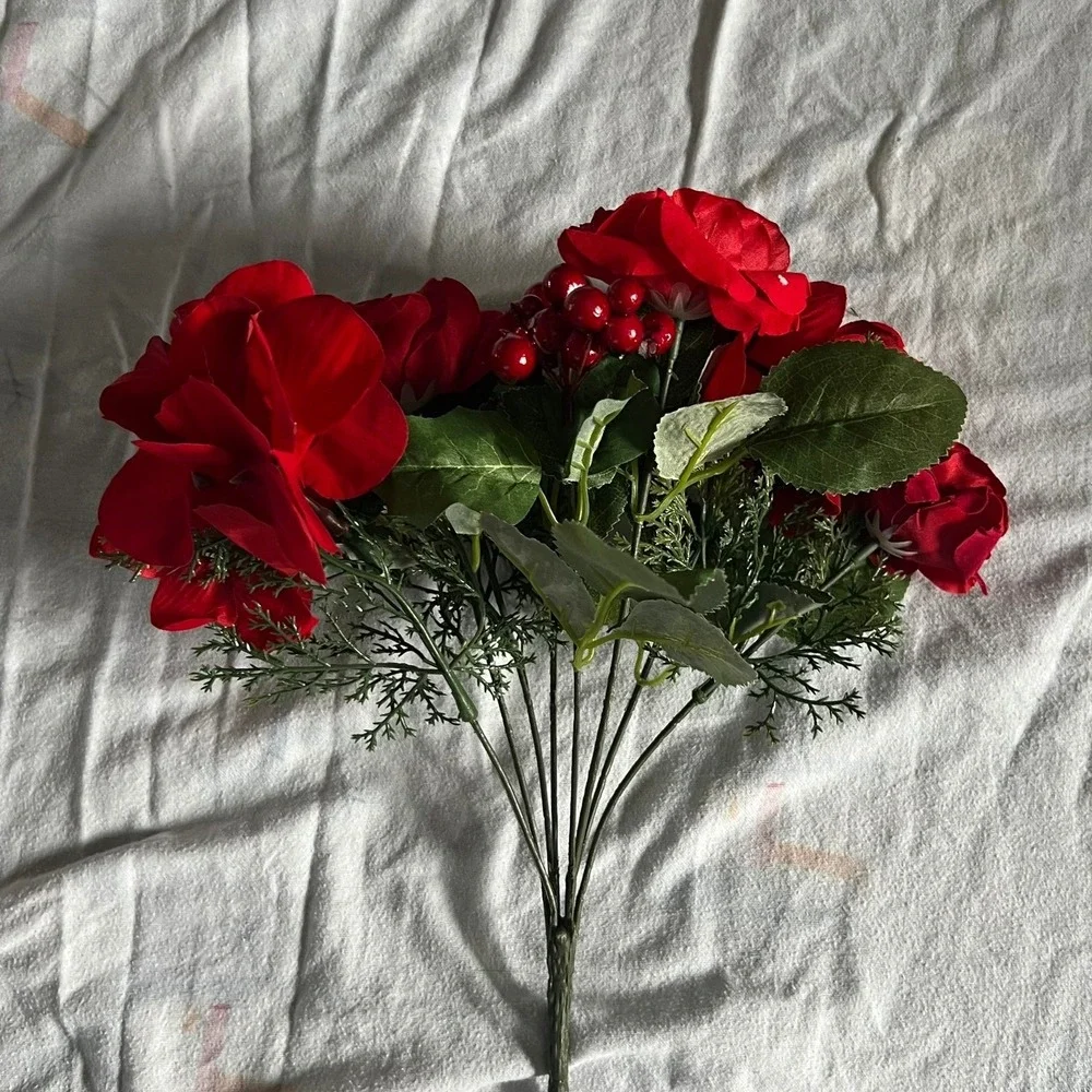 Artificial Rose Bouquet Home Decor OS Red Good Holiday Floral Berries